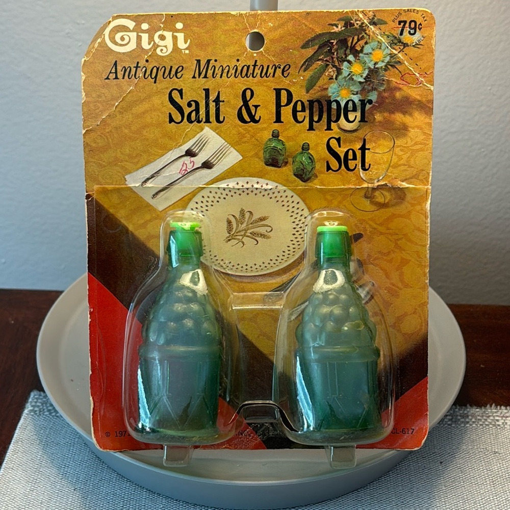 Antique Gigi miniature class Salt & Pepper set!!